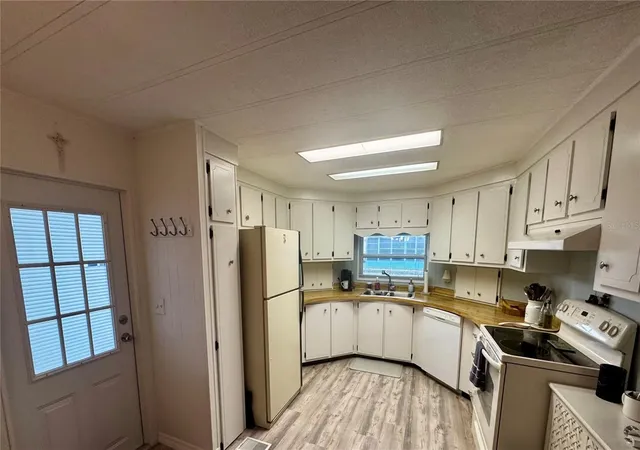 Photo 3 of Manufactured home for sale at 5619 Bayshore Rd #240, Palmetto, FL 34221 | MLS# A4707463 | Listing updated on 2026-10-05
