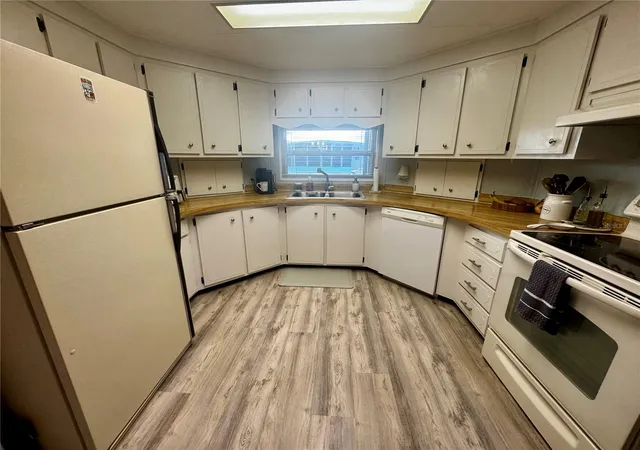 Photo 4 of Manufactured home for sale at 5619 Bayshore Rd #240, Palmetto, FL 34221 | MLS# A4707463 | Listing updated on 2026-10-05