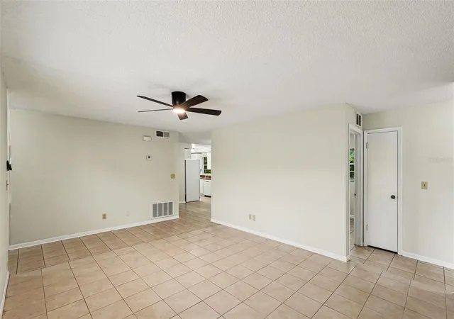 Photo 4 of Single family home for sale at 1122 Estatewood Dr, Brandon, FL 33510 | MLS# TB8552293 | Listing updated on 2026-10-08