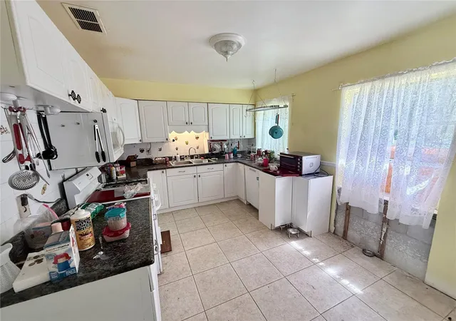Photo 3 of Single family home for sale at 1927 NW 32nd Place, Gainesville, FL 32605 | MLS# GC543803 | Listing updated on 2026-09-29