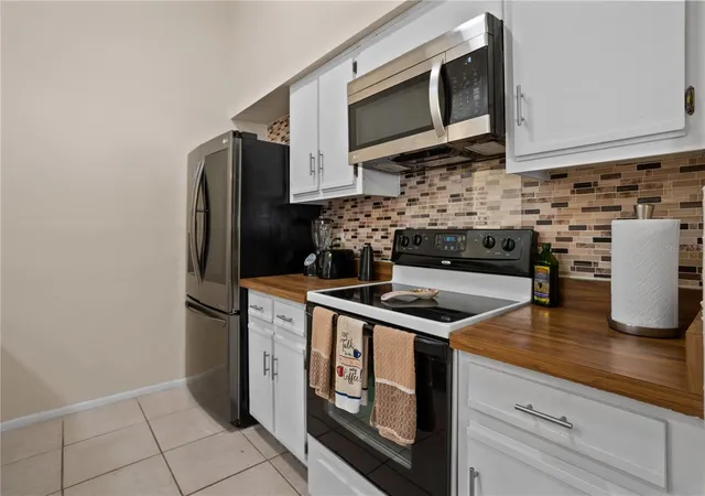 Photo 4 of Townhouse for sale at 167 Clear Lake Cir, Sanford, FL 32773 | MLS# O6444977 | Listing updated on 2026-10-08