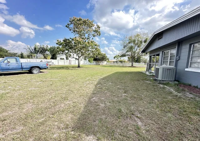 Photo 2 of Single family home for sale at 127 Lakeview Dr, Saint Cloud, FL 34769 | MLS# S5158340 | Listing updated on 2026-09-29