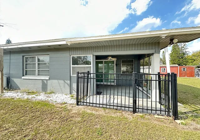 Photo 3 of Single family home for sale at 127 Lakeview Dr, Saint Cloud, FL 34769 | MLS# S5158340 | Listing updated on 2026-09-29