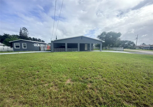 Photo 3 of Single family home for sale at 127 Lakeview Dr, Saint Cloud, FL 34769 | MLS# S5158340 | Listing updated on 2026-10-26
