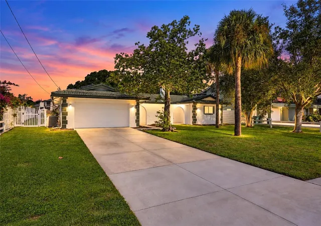 Photo 1 of Single family home for sale at 725 S Bayshore Blvd, Safety Harbor, FL 34695 | MLS# TB8552366 | Listing updated on 2026-10-07