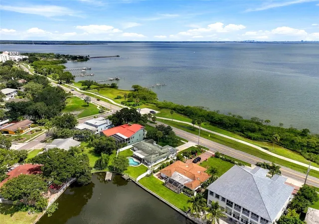 Photo 3 of Single family home for sale at 725 S Bayshore Blvd, Safety Harbor, FL 34695 | MLS# TB8552366 | Listing updated on 2026-10-07