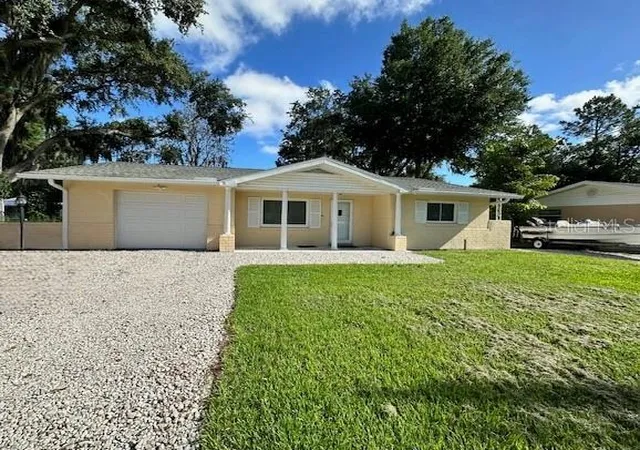 Photo 1 of Single family home for sale at 30820 Glenn Dr, Tavares, FL 32778 | MLS# W7889852 | Listing updated on 2026-10-10