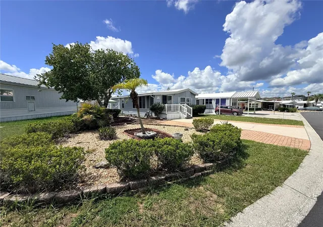 Photo 1 of Manufactured home for sale at 427 Center Crst Blvd, Davenport, FL 33837 | MLS# S5158346 | Listing updated on 2026-09-29
