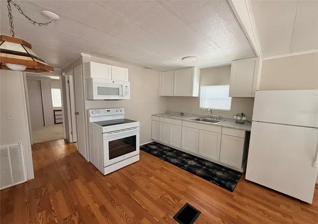 Photo 4 of Manufactured home for sale at 427 Center Crst Blvd, Davenport, FL 33837 | MLS# S5158346 | Listing updated on 2026-09-29