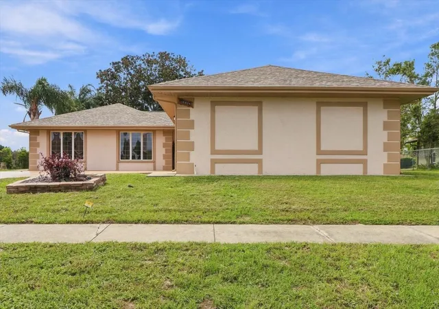 Photo 2 of Single family home for sale at 10404 Sandtrap Dr, Spring Hill, FL 34608 | MLS# W7889853 | Listing updated on 2026-09-27