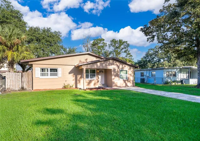 Photo 3 of Single family home for sale at 168 Country Clb Cir, Sanford, FL 32771 | MLS# O6445019 | Listing updated on 2026-09-26