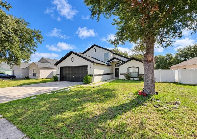 Photo 3 of Single family home for sale at 4043 Waltham Forest Dr, Tavares, FL 32778 | MLS# O6445028 | Listing updated on 2026-09-26