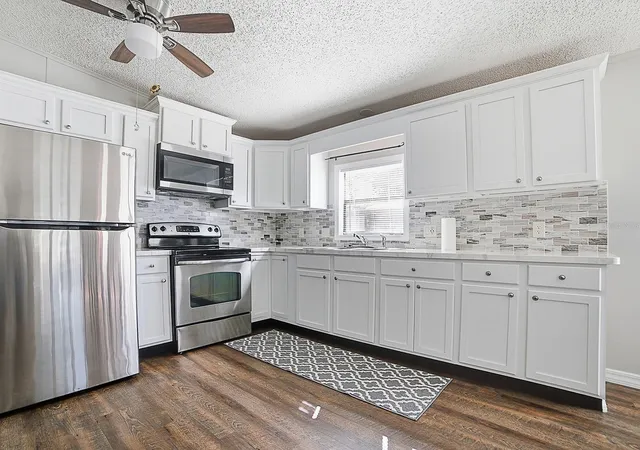 Photo 2 of Sale Pending at 32322 Oak Park Dr, Leesburg, FL 34748 | MLS# G5118283 | Listing updated on 2026-10-01