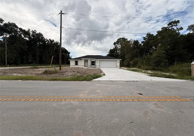 Photo 1 of Single family home for sale at 32 Locust Dr Ct, Ocala, FL 34472 | MLS# OM732925 | Listing updated on 2026-09-28