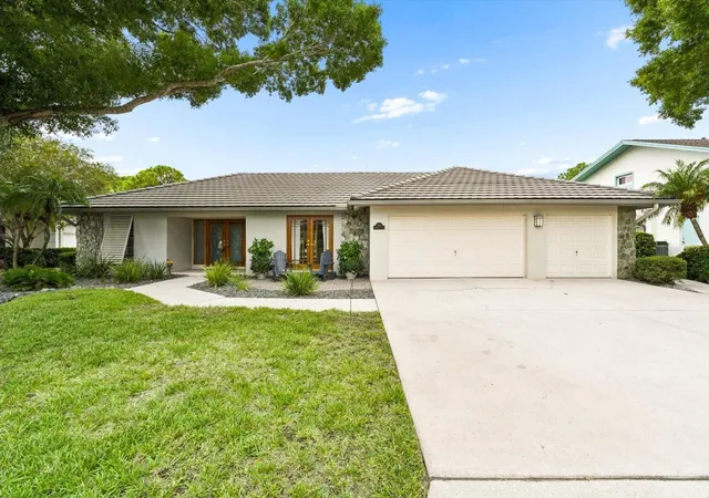 Photo 1 of Single family home for sale at 2900 Sandpiper Pl, Clearwater, FL 33762 | MLS# TB8552471 | Listing updated on 2026-10-03