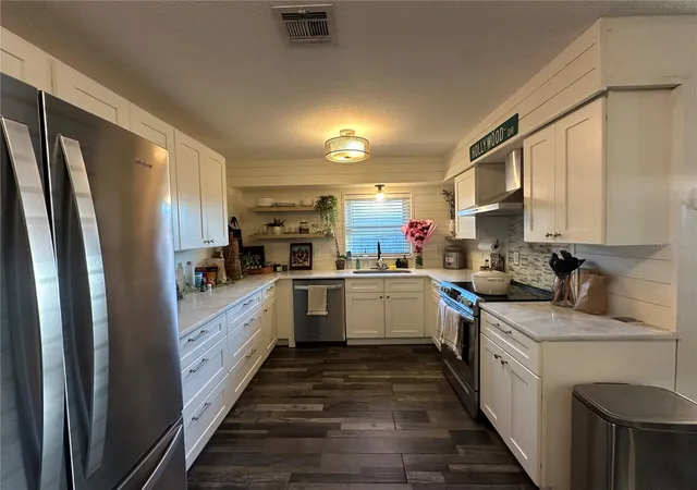 Photo 2 of Single family home for sale at 806 N Joanna Ave, Tavares, FL 32778 | MLS# G5118294 | Listing updated on 2026-10-02
