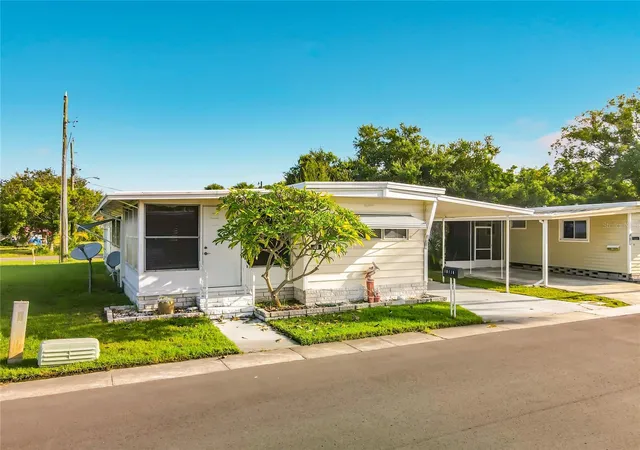 Photo 3 of Manufactured home for sale at 10118 N Lake Dr #30, Largo, FL 33773 | MLS# TB8552473 | Listing updated on 2026-10-04