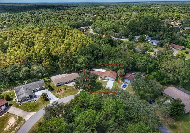 Photo 2 of Single family home for sale at 16 Fig Ct W, Homosassa, FL 34446 | MLS# W7889856 | Listing updated on 2026-10-06