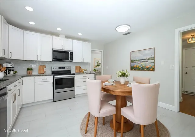 Photo 3 of Single family home for sale at 205 W Cumberland Cir, Longwood, FL 32779 | MLS# O6445076 | Listing updated on 2026-10-03
