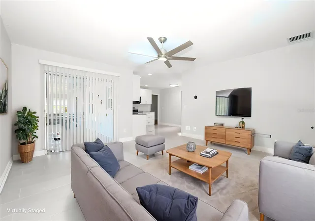 Photo 3 of Single family home for sale at 205 W Cumberland Cir, Longwood, FL 32779 | MLS# O6445076 | Listing updated on 2026-10-03
