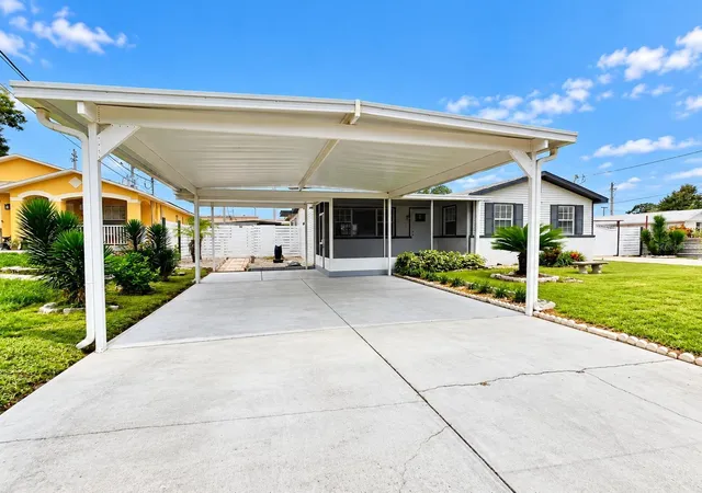 Photo 4 of Single family home for sale at 8512 Sunbeam Ln, Tampa, FL 33615 | MLS# TB8552503 | Listing updated on 2026-10-04
