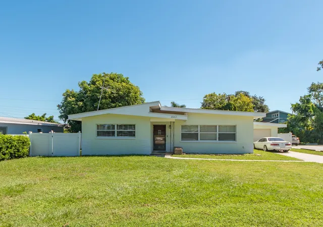 Photo 1 of Single family home for sale at 12663 Indian Rocks Rd, Largo, FL 33774 | MLS# TB8552528 | Listing updated on 2026-10-08