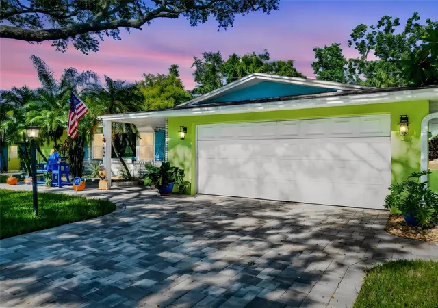 Photo 1 of Single family home for sale at 990 Lexington Dr, Dunedin, FL 34698 | MLS# TB8552536 | Listing updated on 2026-10-06