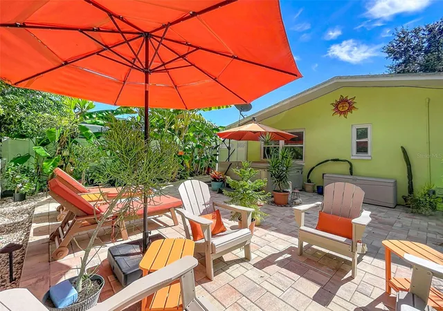 Photo 4 of Single family home for sale at 990 Lexington Dr, Dunedin, FL 34698 | MLS# TB8552536 | Listing updated on 2026-10-06