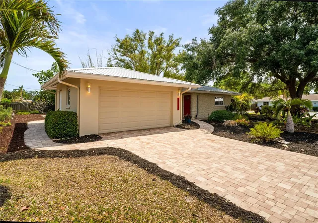 Photo 1 of Single family home for sale at 6512 Bowline Dr, Sarasota, FL 34231 | MLS# A4707552 | Listing updated on 2026-09-27