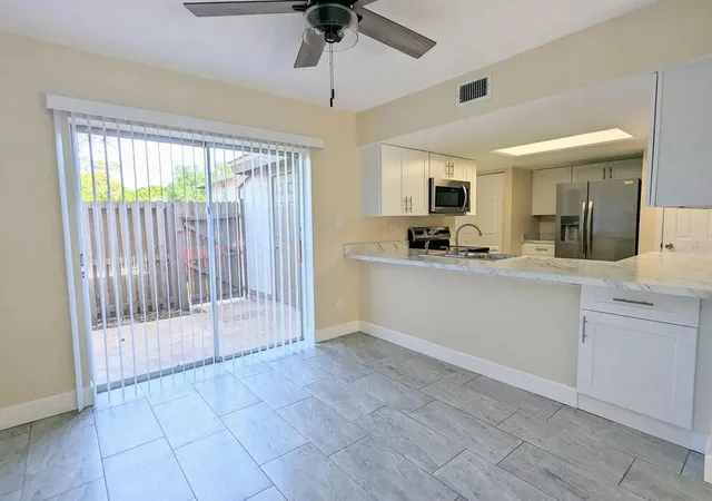 Photo 4 of Townhouse for sale at 3111 Creekglen Ct, Brandon, FL 33511 | MLS# R4912067 | Listing updated on 2026-10-16