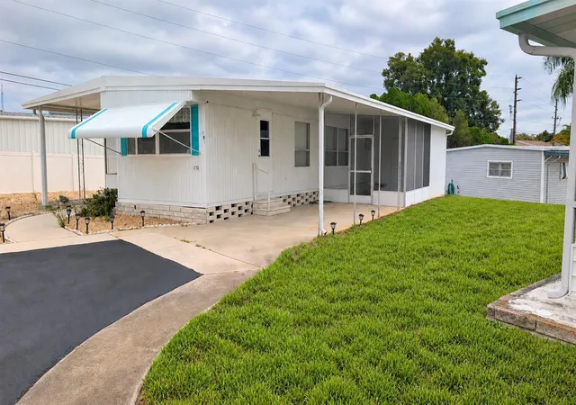Photo 3 of Manufactured home for sale at 39820 Us Hwy 19 N #181, Tarpon Springs, FL 34689 | MLS# TB8552562 | Listing updated on 2026-10-10