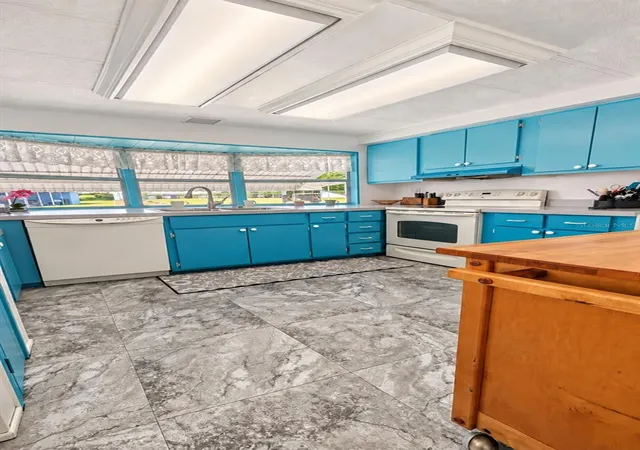 Photo 4 of Manufactured home for sale at 39820 US Hwy 19 N #181, Tarpon Springs, FL 34689 | MLS# TB8552562 | Listing updated on 2026-10-10