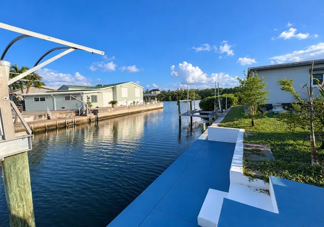 Photo 3 of Manufactured home for sale at 6925 W Bayou Ln, Bradenton, FL 34207 | MLS# A4707562 | Listing updated on 2026-10-04