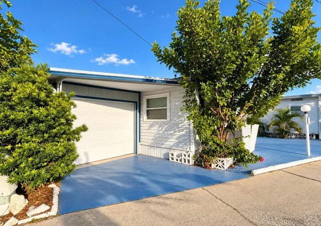 Photo 3 of Manufactured home for sale at 6925 W Bayou Ln, Bradenton, FL 34207 | MLS# A4707562 | Listing updated on 2026-10-04