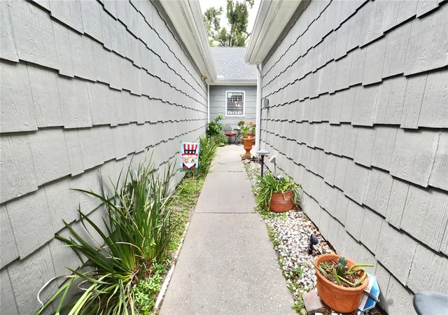 Photo 2 of Townhouse for sale at 1762 Castle Rock Rd, Tampa, FL 33612 | MLS# TB8552597 | Listing updated on 2026-10-01