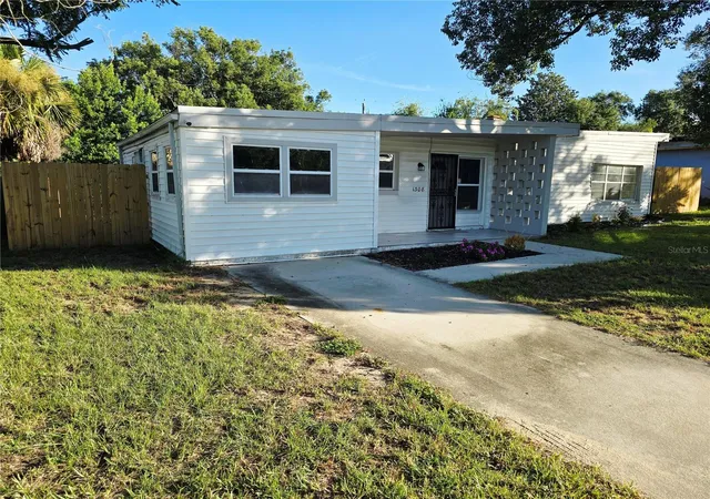 Photo 1 of Single family home for sale at 1308 Moore St, Daytona Beach, FL 32114 | MLS# O6445179 | Listing updated on 2026-09-29