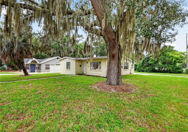 Photo 2 of Single family home for sale at 1125 N Donnelly St, Mount Dora, FL 32757 | MLS# G5118333 | Listing updated on 2026-10-06