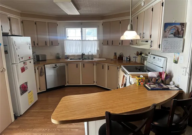 Photo 2 of Manufactured home for sale at 192 Philadelphia Blvd #9, Palm Harbor, FL 34684 | MLS# TB8552655 | Listing updated on 2026-09-30