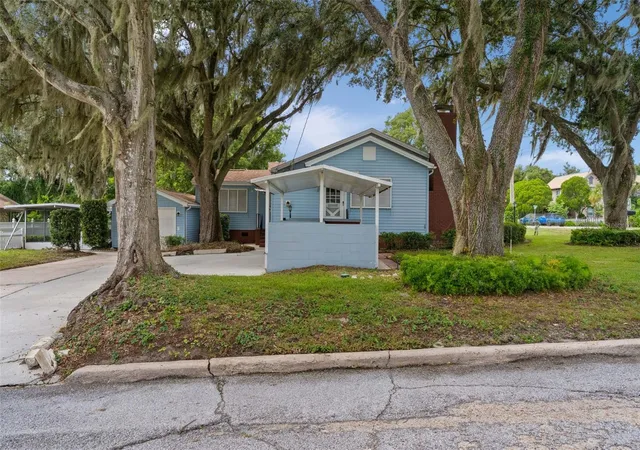Photo 2 of Single family home for sale at 1024 E Orange Ave, Eustis, FL 32726 | MLS# G5118338 | Listing updated on 2026-09-28