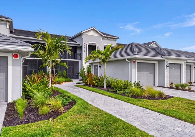 Listing Photo 2 - Condo for sale in building located at 18911 Scallop Loop, Bradenton, FL 34202 - Unit #204