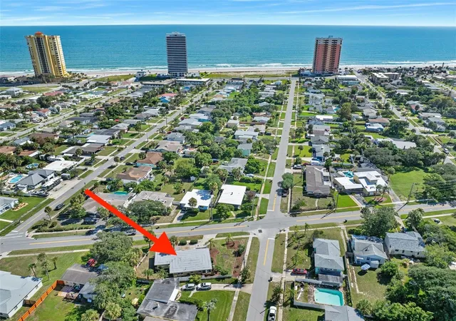 Photo 2 of Single family home for sale at 2001 N Oleander Ave, Daytona Beach, FL 32118 | MLS# W7889874 | Listing updated on 2026-09-28