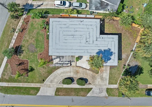 Photo 3 of Single family home for sale at 2001 N Oleander Ave, Daytona Beach, FL 32118 | MLS# W7889874 | Listing updated on 2026-09-28