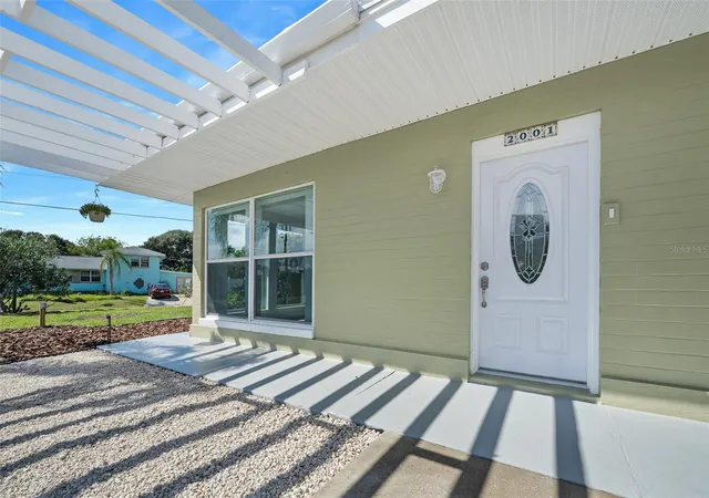 Photo 4 of Single family home for sale at 2001 N Oleander Ave, Daytona Beach, FL 32118 | MLS# W7889874 | Listing updated on 2026-09-28