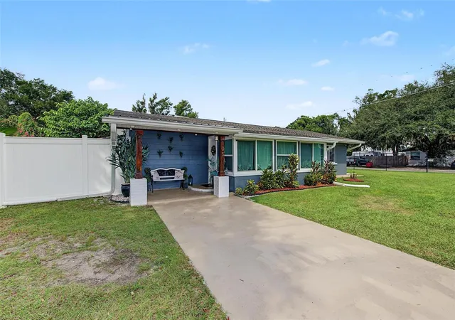 Photo 3 of Single family home for sale at 105 N Pearl St, Plant City, FL 33563 | MLS# TB8552679 | Listing updated on 2026-10-06