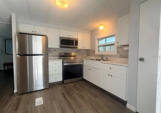 Photo 4 of Sale Pending at 2191 Ca D Oro Dr #38, Sarasota, FL 34238 | MLS# TB8552695 | Listing updated on 2026-10-08