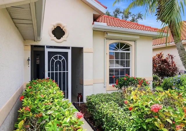 Photo 4 of Single family home for sale at 446 Pinewood Lake Dr, Venice, FL 34285 | MLS# N6145953 | Listing updated on 2026-10-02