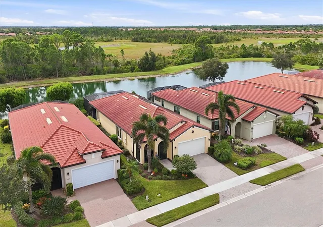 Photo 2 of Single family home for sale at 10441 Crooked Crk Dr, Venice, FL 34293 | MLS# N6145954 | Listing updated on 2026-10-21