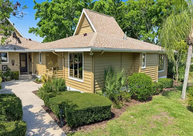 Photo 2 of Single family home for sale at 992 Spinnaker Ct, Tarpon Springs, FL 34689 | MLS# TB8552728 | Listing updated on 2026-10-08