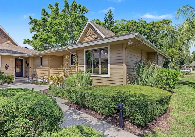 Photo 3 of Single family home for sale at 992 Spinnaker Ct, Tarpon Springs, FL 34689 | MLS# TB8552728 | Listing updated on 2026-10-08