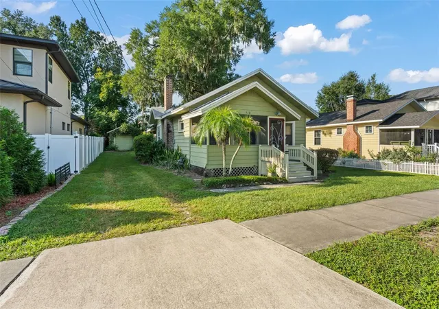 Photo 2 of Single family home for sale at 910 Shady Ln Dr, Orlando, FL 32804 | MLS# O6445289 | Listing updated on 2026-10-01
